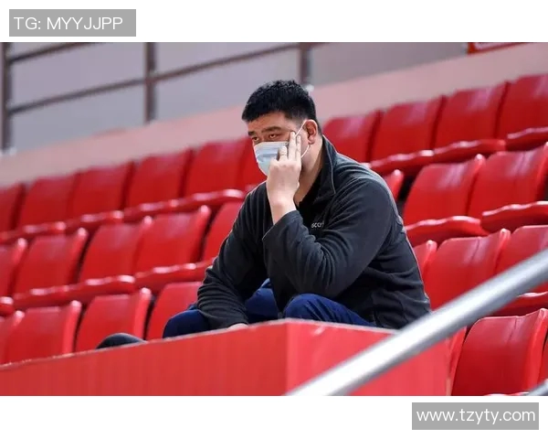 姚明遭遇裁判拦路事件引发热议球迷对裁判判罚表示不满